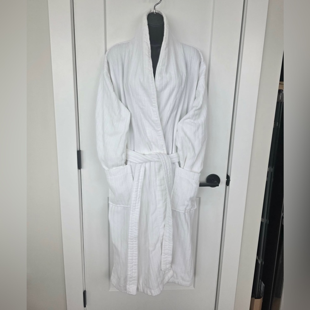 Mens CLASSIC FRANK & BAILEY Spa like Robe   
100 cotton -Crisp white like new!